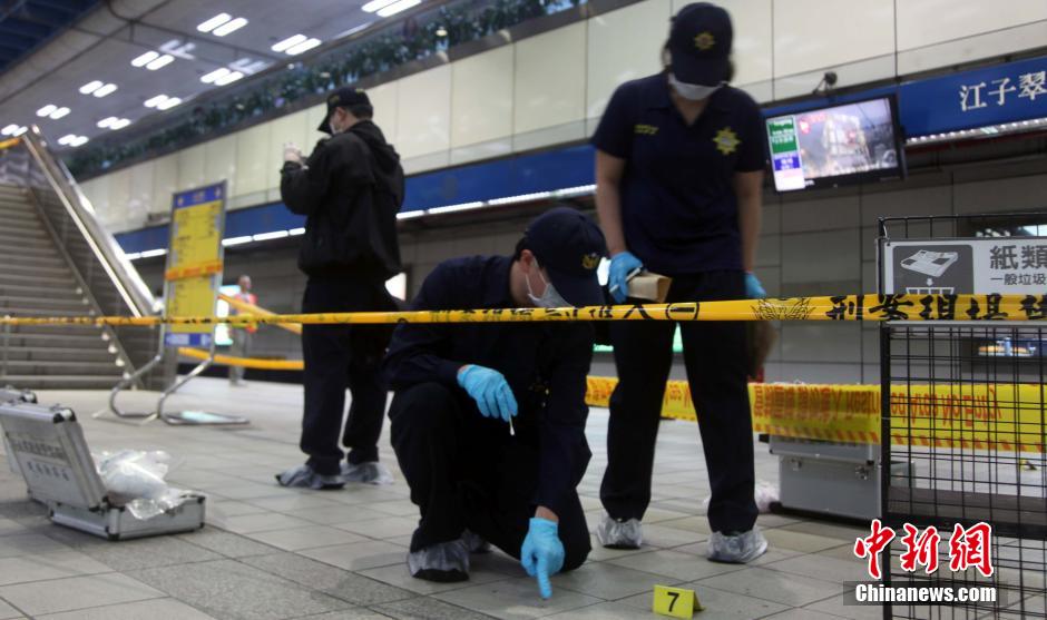 圖為新北市警察在現(xiàn)場勘查。中新社發(fā) 劉舒凌 攝