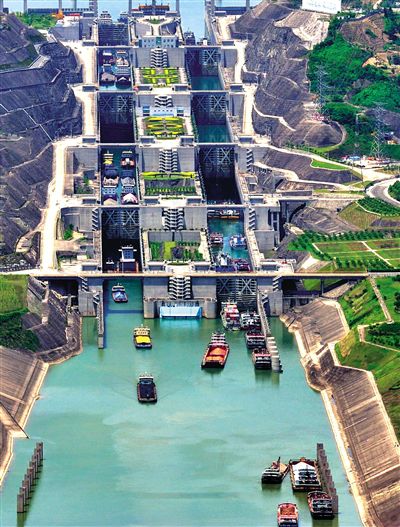 今年5月11日,三峽工程五級船閘,船只正在過閘。