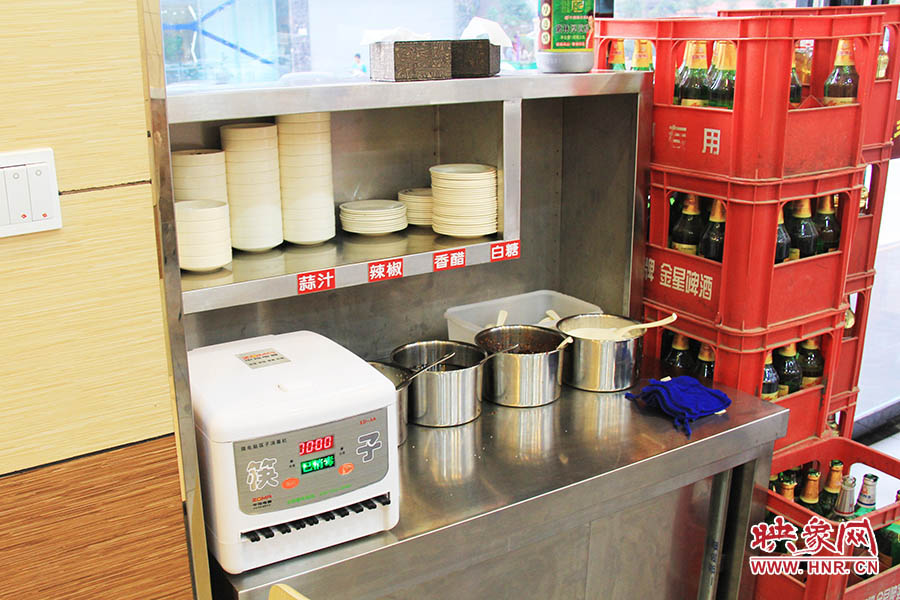 調(diào)料、小碟、餐具也都被放在另一張單獨的桌子上,需要用餐者“自助”。