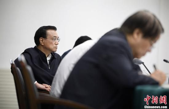 李克強在赤峰主持召開部分企業(yè)與金融機構負責人座談會。