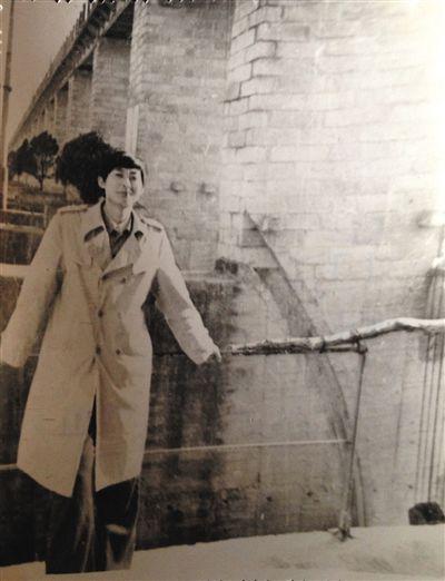 1995年，于英生在蚌埠淮河閘上留影。