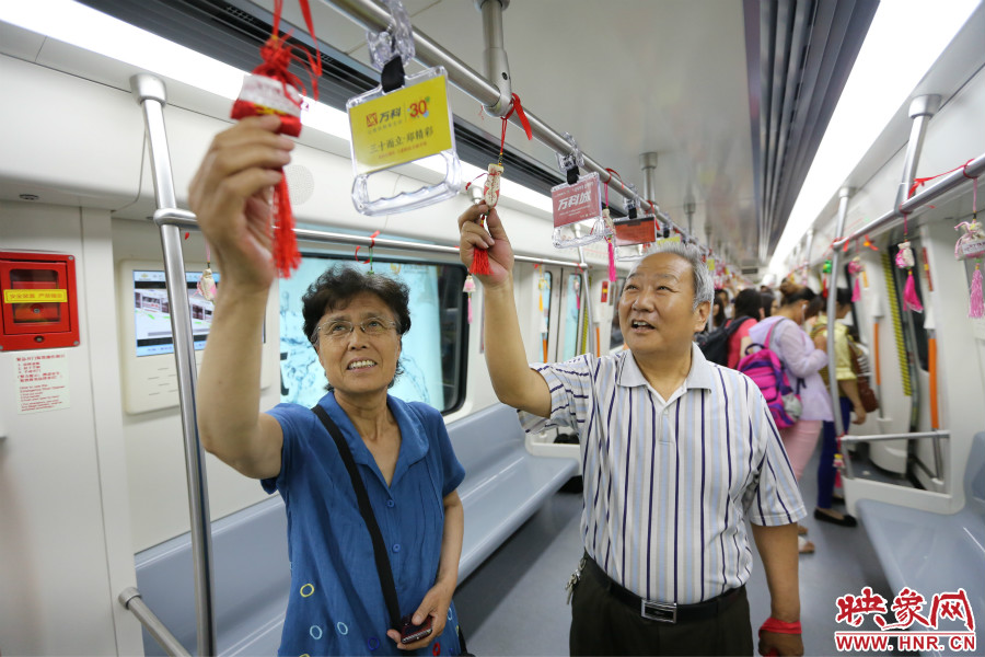 濃濃的端午文化吸引了不少老年人前來(lái)乘坐地鐵。