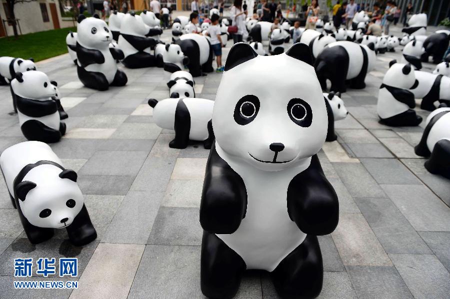 這是6月2日在上海靜安嘉里中心廣場拍攝的萌態(tài)百出的“熊貓”大軍。