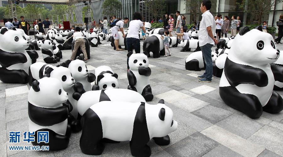 6月2日在上海街頭拍攝的大熊貓模型。