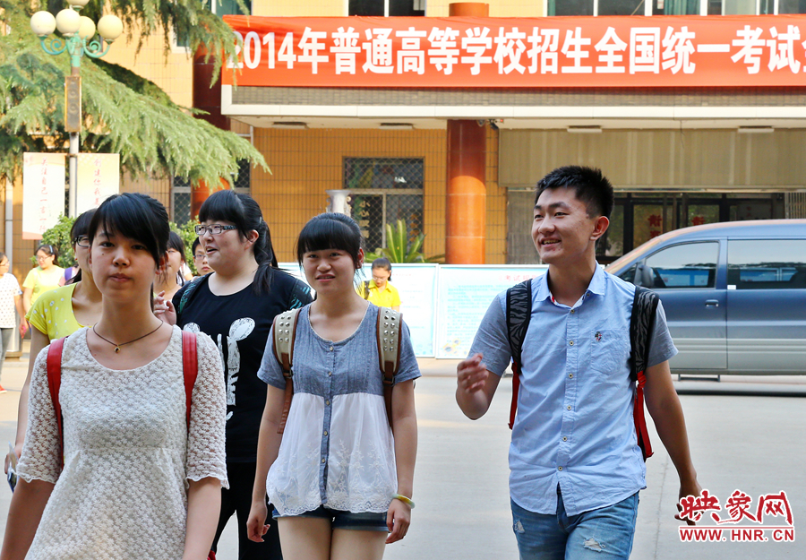 最后一門考試結(jié)束后，考生們一臉輕松的走出考場(chǎng)