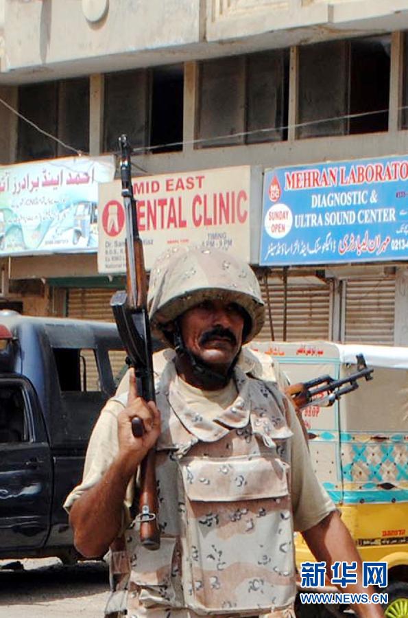 6月10日，在巴基斯坦南部城市卡拉奇真納國際機(jī)場附近，安全人員在街頭警戒。