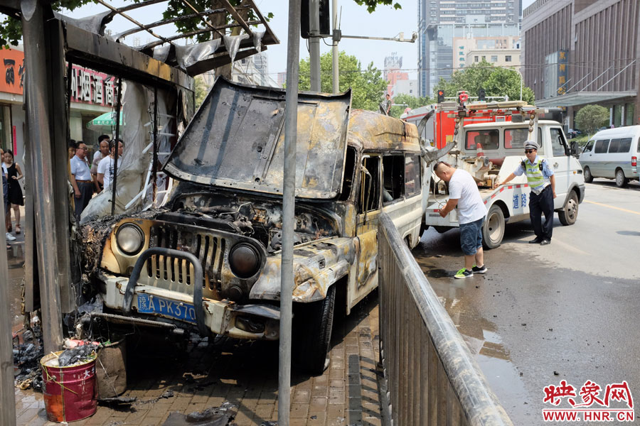 吉普車燒毀嚴重，基本報廢。