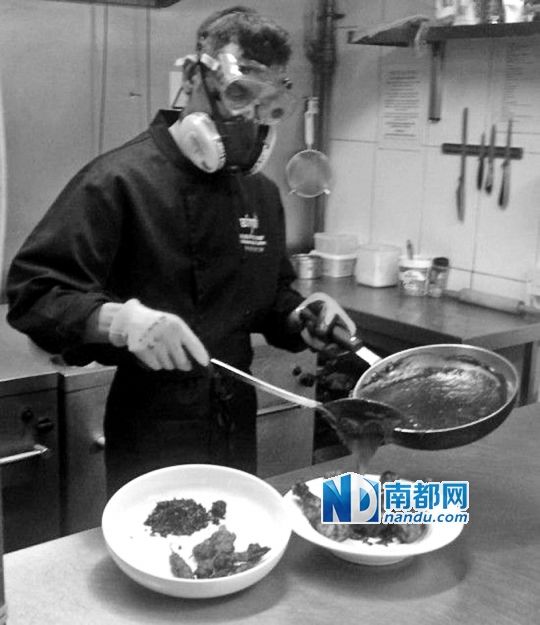 廚師在烹制最辣雞腿醬時(shí)要戴“防辣”面罩。
