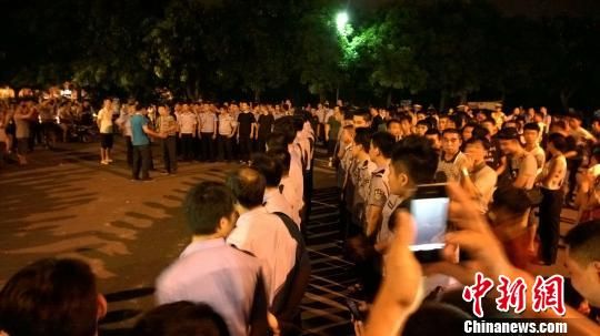 大批警力集中撤離現(xiàn)場。 王剛 攝