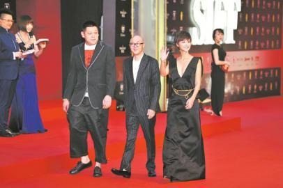 　　《勝利》劇組走紅毯，只可惜黃海波未能參加。