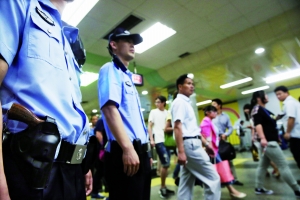 地鐵內(nèi),攜槍巡邏。