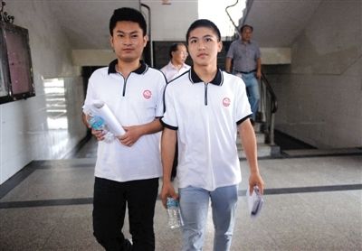 昨日下午5時,江西宜春“奪刀少年”柳艷兵和易政勇順利完成單獨高考,走出考場。