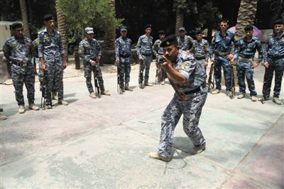 　5日，伊拉克巴格達(dá)，新招募的安全部隊(duì)成員進(jìn)行訓(xùn)練。