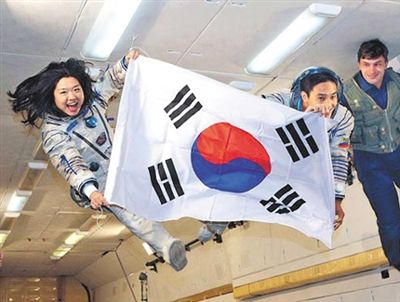 　2007年9月10日，李炤燕（左）在俄羅斯首都莫斯科接受零重力飛行訓(xùn)練。