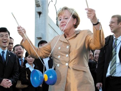 2007年8月27日，北京，默克爾正在玩扯鈴。