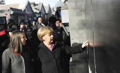 2012年2月2日，北京，默克爾來到南鑼鼓巷游覽。