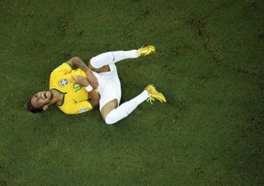 內馬爾痛苦倒地