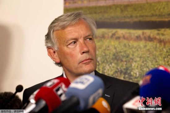 7月17日，在荷蘭阿姆斯特丹斯希普霍爾機場舉行的的新聞發(fā)布會上，馬航歐洲區(qū)負責人介紹情況。