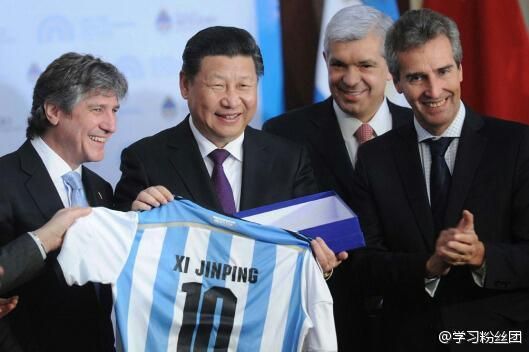 習近平獲贈阿根廷國家足球隊10號球衣