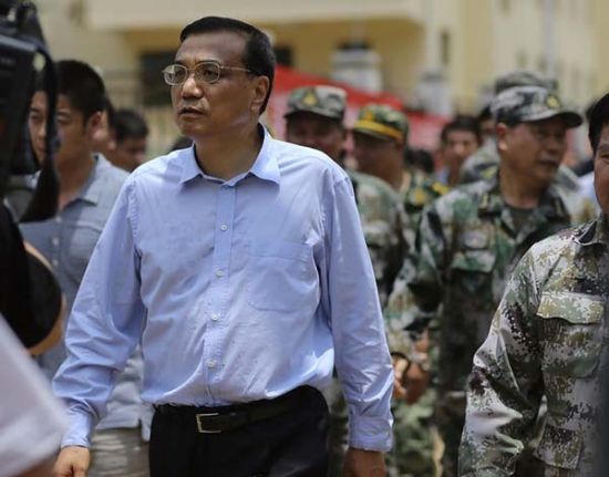 　8月4日，中共中央政治局常委，國(guó)務(wù)院總理李克強(qiáng)在云南魯?shù)榈卣馂?zāi)區(qū)察看災(zāi)情。