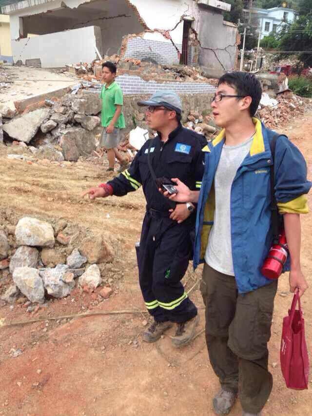 河南電臺(tái)新聞廣播記者朱奕名在魯?shù)榈卣馂?zāi)區(qū)采訪(fǎng)