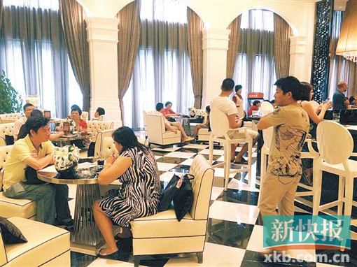 　昨天雖是工作日,但南海區(qū)某樓盤客流不少。