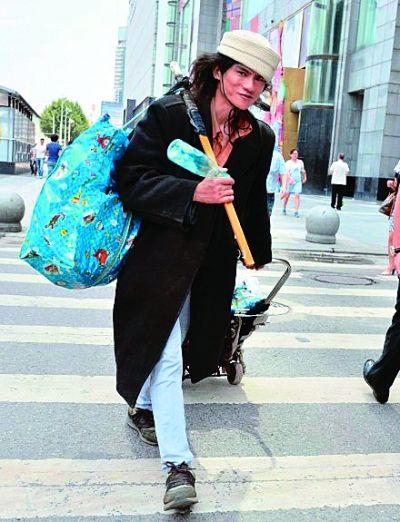 在武廣附近拍攝到的拾荒男。