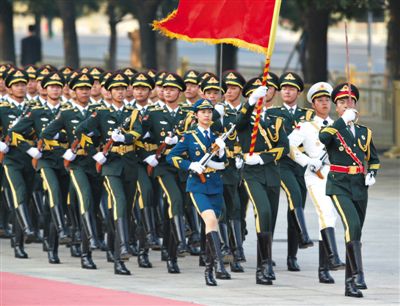 昨日，151人最大陣容的三軍儀仗隊，著新式禮賓服接受檢閱。這也是解放軍儀仗隊、軍樂團新式禮賓服首次亮