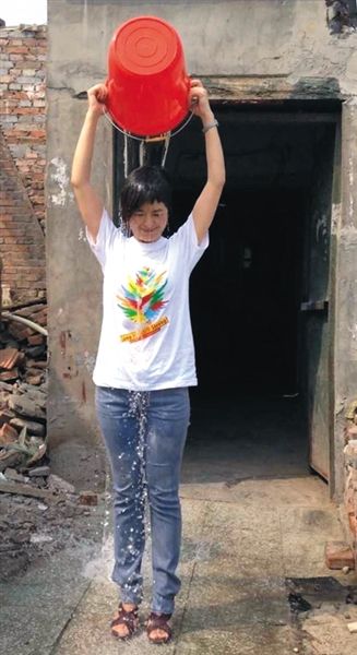 20日下午，央視主持人張泉靈參與“冰桶挑戰(zhàn)賽”。圖片來自微博