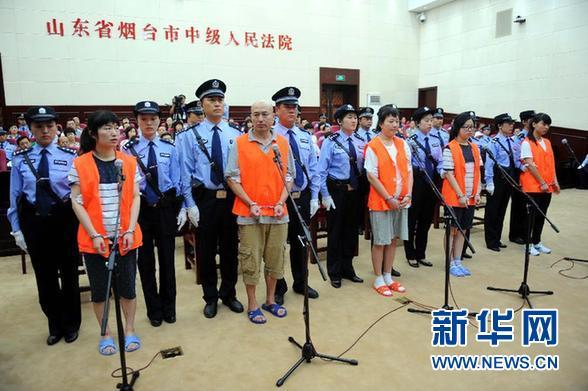 8月21日，被告人張帆、張立冬、呂迎春、張航、張巧聯(lián)到庭。法庭逐一核對被告人身份。