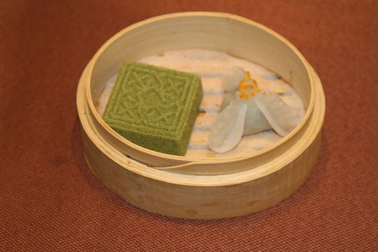 金陵茶香方糕和狀元餃。 花惠生 供圖