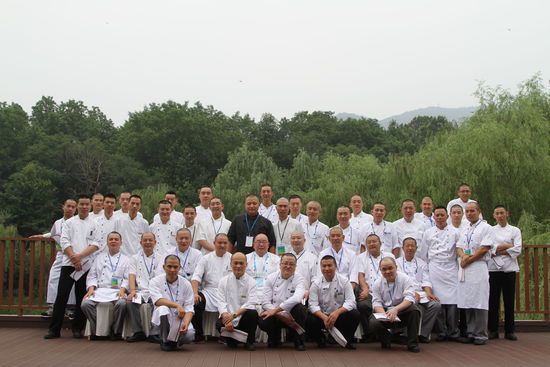 幾十位光頭廚師的大合照。 花惠生 供圖