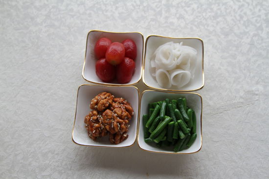 四調(diào)味：圣女果、蓮藕、核桃仁、小黃瓜。 花惠生 供圖