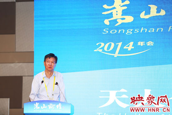 國(guó)務(wù)院發(fā)展研究中心原副主任、研究員盧中原演講。