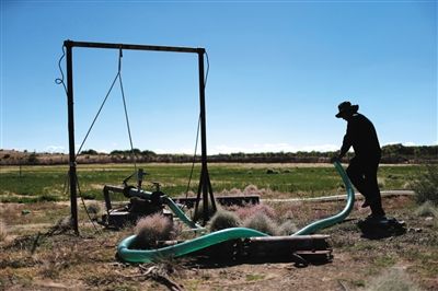 　布日古德起動(dòng)水泵，等了幾分鐘才有水上來，沒抽一會(huì)兒就沒水了，等一陣子才能繼續(xù)抽。