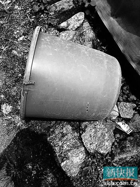 　　事發(fā)現(xiàn)場發(fā)現(xiàn)的彈孔。