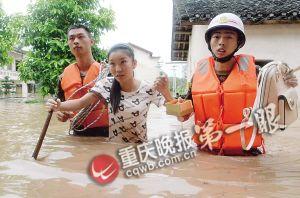 長壽區(qū)，消防官兵搜救被困群眾。