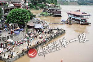 沙坪壩區(qū)磁器口，江水逼近休閑平臺。