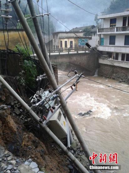 9日以來，陜西省鎮(zhèn)巴縣持續(xù)出現(xiàn)強秋淋天氣，21鎮(zhèn)不同程度受災(zāi)，電力、交通、移動通訊一度中斷。