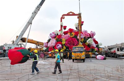 吊裝現(xiàn)場(chǎng)。昨晚，天安門立體主花壇“祝福祖國(guó)”完工，今天起供游人參觀。