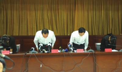 昆明通報(bào)明通小學(xué)踩踏事故原因，官員鞠躬致歉。圖/東方IC