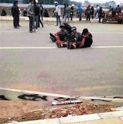 14日，沖突現(xiàn)場(chǎng)，幾名頭戴鋼盔的人被捆綁著。圖/東方IC