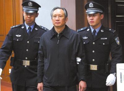 昨天，被告人張曙光在法庭上聽(tīng)取宣判。新華社發(fā)