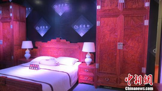 天價(jià)黃花梨亮相第九屆中國(guó)木雕博覽會(huì) 叫價(jià)五億元　胡豐盛　攝