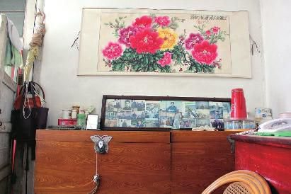 　陳會(huì)英將兒女的照片都裱起來(lái)，裝在一個(gè)大相框里，放在箱子上經(jīng)常看，其中最多的就是劉金國(guó)的照片。