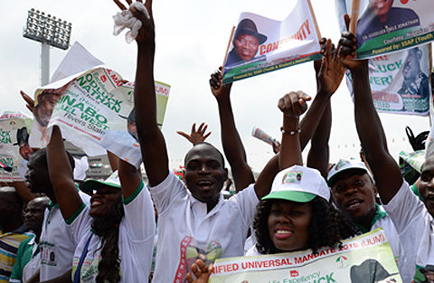 11日，喬納森總統(tǒng)的支持者在集會現(xiàn)場。