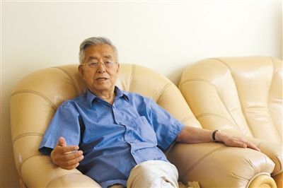 楊維駿 歷任云南省政協(xié)副主席等職。89歲高齡的楊維駿為12名失地農(nóng)民代表開道，到云南省政協(xié)反映問題。