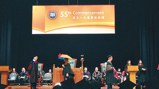 　浸會大學校長陳新滋拒絕為支持占中者頒發(fā)畢業(yè)證