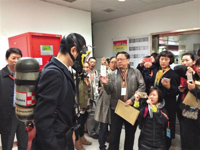 昨天，地鐵4號(hào)線北京南站站，地鐵工作人員為人大代表演示應(yīng)急氧氣瓶佩戴方式。新京報(bào)記者