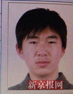 犯罪嫌疑人李小龍，27歲，唐山樂(lè)亭人。村干部說(shuō)李小龍經(jīng)常把自己關(guān)在家里